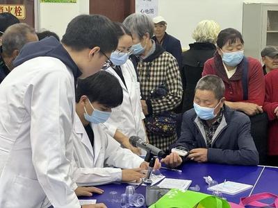 漢濱區(qū)新城社區(qū)衛(wèi)生服務(wù)中心開(kāi)展重點(diǎn)人群健康體檢暨健康咨詢(xún)服務(wù)
